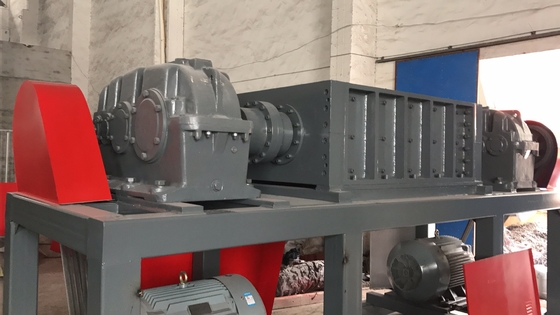 سعر جيد HDPE فيلم النفايات البلاستيك المطحنة آلة عالية الدقة مستقر الأداء الانترنت
